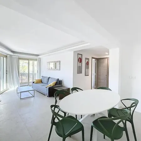 Modern 2 Bedroom In The Heart Of