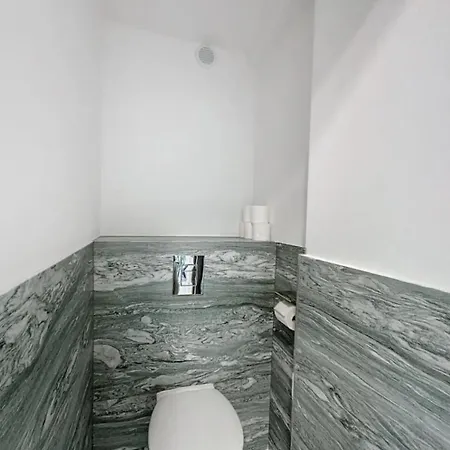 Apartment Modern 2 Bedroom In The Heart Of